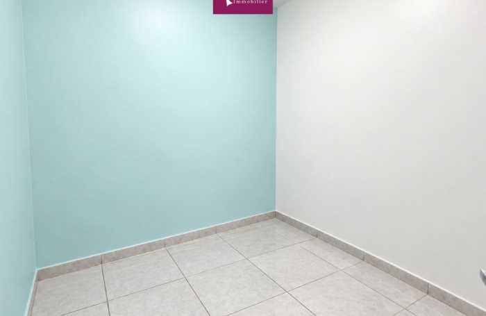 &Agrave; louer   Local commercial 132 m2 avec excellente visibilit&eacute; &agrave; Baillif (97123)