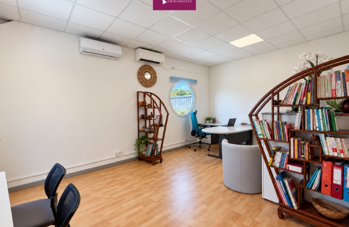 &Agrave; louer   Local lumineux de 60 m2 vue montagne   Etage avec ascenseur   Goyave (Fort Ile)