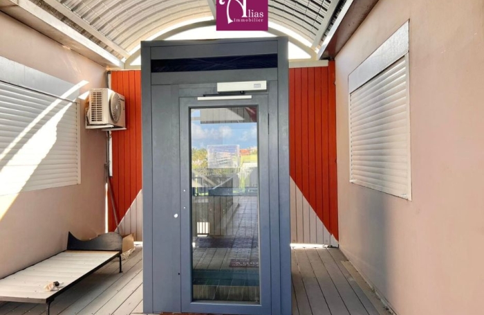 &Agrave; louer   Local lumineux de 60 m2 vue montagne   Etage avec ascenseur   Goyave (Fort Ile)
