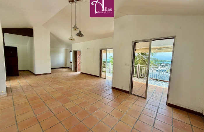 &Agrave; LOUER GRANDE MAISON MITOYENNE F4 VUE MER &Agrave; LA MARINA DU GOSIER