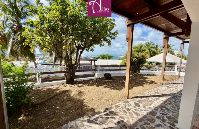 &Agrave; LOUER GRANDE MAISON MITOYENNE F4 VUE MER &Agrave; LA MARINA DU GOSIER