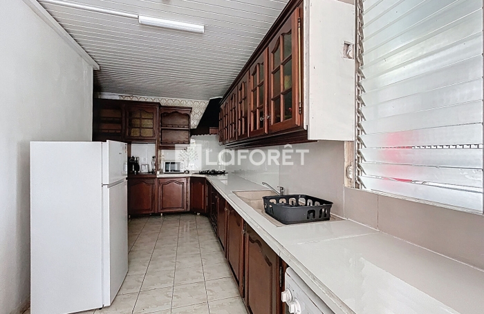 Location Local commercial 120m&sup2; 6 pi&egrave;ces Gosier