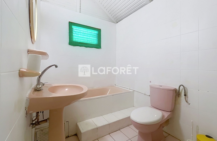 Location Local commercial 120m&sup2; 6 pi&egrave;ces Gosier