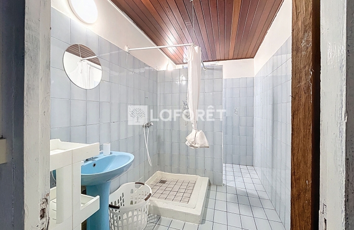 Location Local commercial 120m&sup2; 6 pi&egrave;ces Gosier