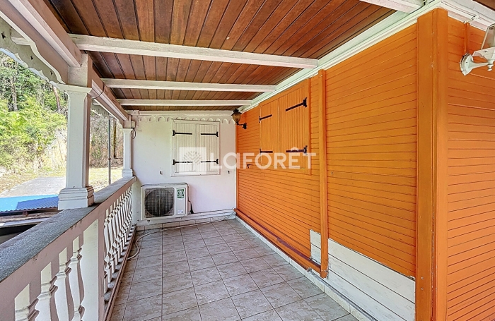 Location Local commercial 120m&sup2; 6 pi&egrave;ces Gosier