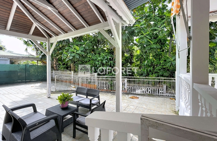 Location Local commercial 120m&sup2; 6 pi&egrave;ces Gosier