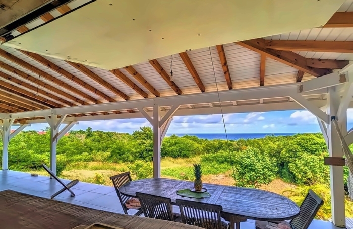MARIE-GALANTE   Ensemble immobilier vue mer 180o : villa + 3 bungalows + terrain constructible