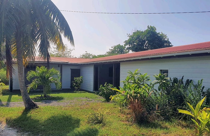 MARIE-GALANTE   Ensemble immobilier vue mer 180o : villa + 3 bungalows + terrain constructible