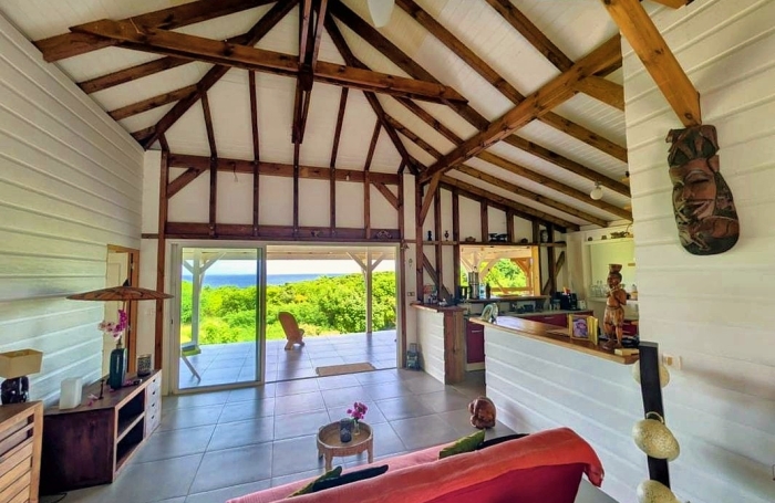 MARIE-GALANTE   Ensemble immobilier vue mer 180o : villa + 3 bungalows + terrain constructible