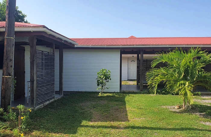 MARIE-GALANTE   Ensemble immobilier vue mer 180o : villa + 3 bungalows + terrain constructible