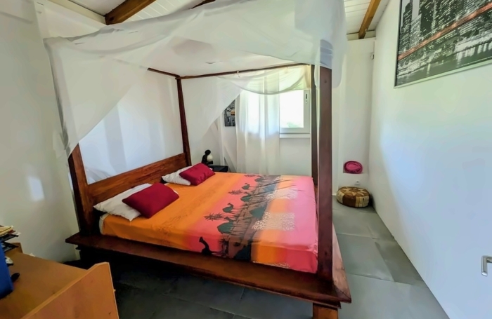 MARIE-GALANTE   Ensemble immobilier vue mer 180o : villa + 3 bungalows + terrain constructible