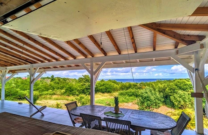 MARIE-GALANTE   Ensemble immobilier vue mer 180o : villa + 3 bungalows + terrain constructible