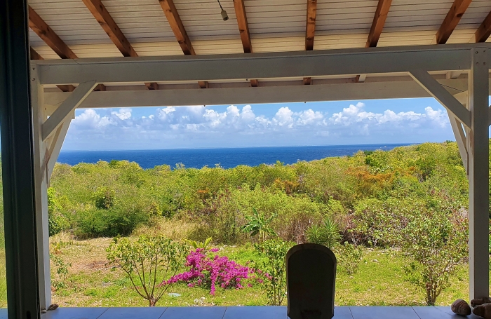 MARIE-GALANTE   Ensemble immobilier vue mer 180o : villa + 3 bungalows + terrain constructible