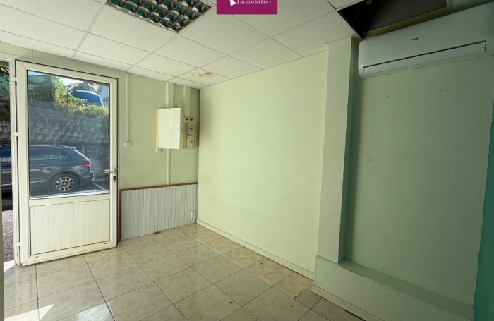 &Agrave; louer   Local professionnel de 67 m2 en rez-de-chauss&eacute;e   Goyave, zone de Fort-&Icirc;le