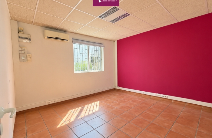 &Agrave; LOUER   Bureau professionnel d&rsquo;environ 35 m2   Immeuble NEVADA - Jarry, Baie-Mahault