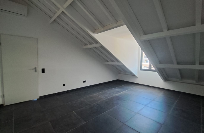 &Agrave; LOUER &agrave; Vieux-Fort   Superbe duplex lumineux avec terrasse et vue mer