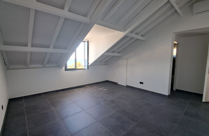 &Agrave; LOUER &agrave; Vieux-Fort   Superbe duplex lumineux avec terrasse et vue mer