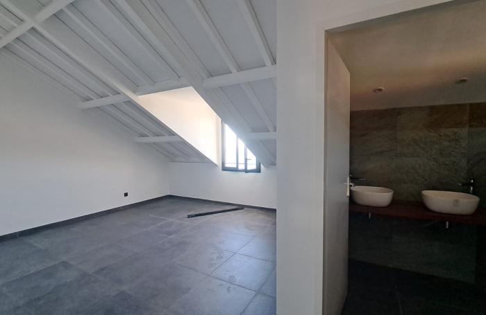 &Agrave; LOUER &agrave; Vieux-Fort   Superbe duplex lumineux avec terrasse et vue mer