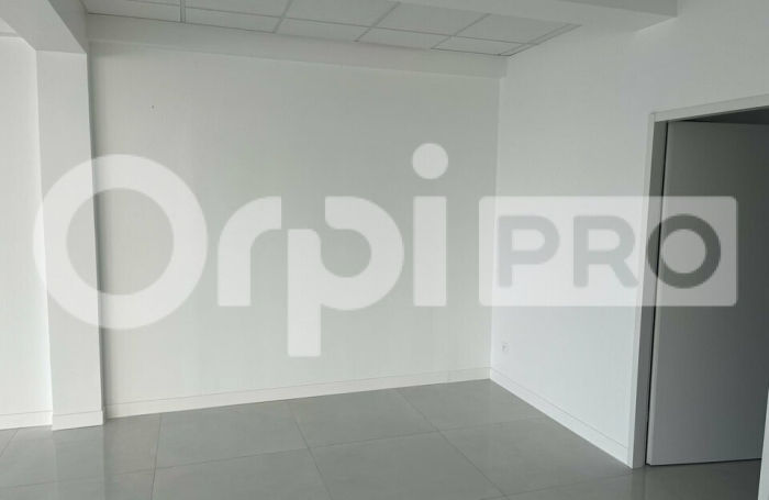 D&eacute;couvrez avec Orpi BOUTAREL un local commercial a Jarry