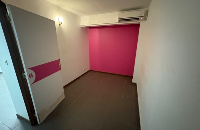 Location Local commercial 147m&sup2; 10 pi&#232;ces Cayenne