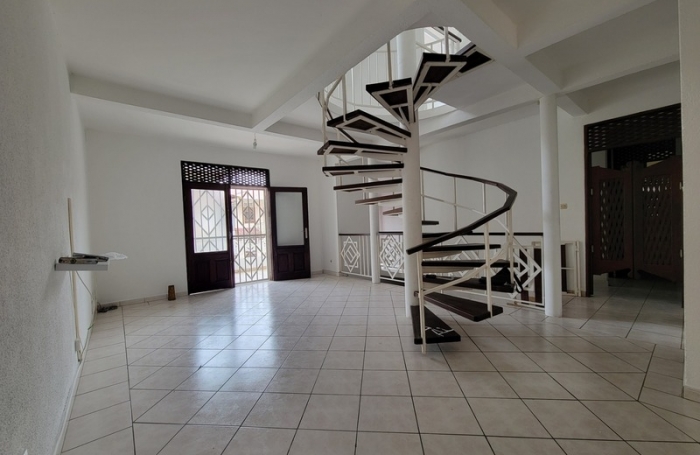 Vente Immeuble 298m&sup2; 6 pi&#232;ces Cayenne