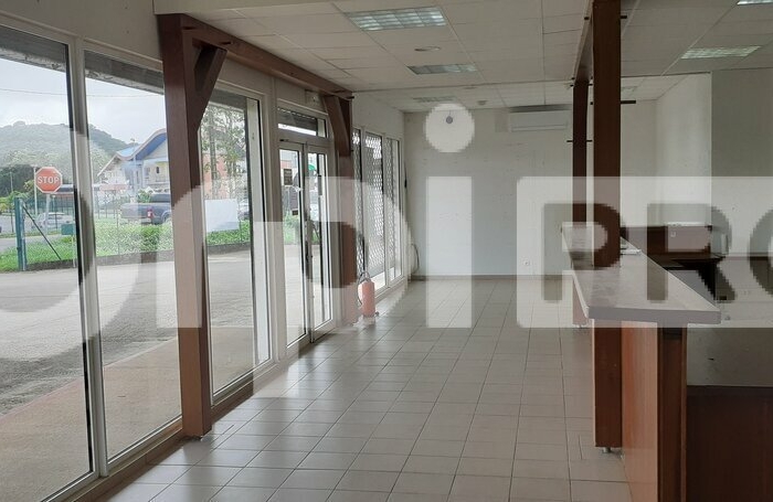 Local commercial avec forte visibilit&eacute; !