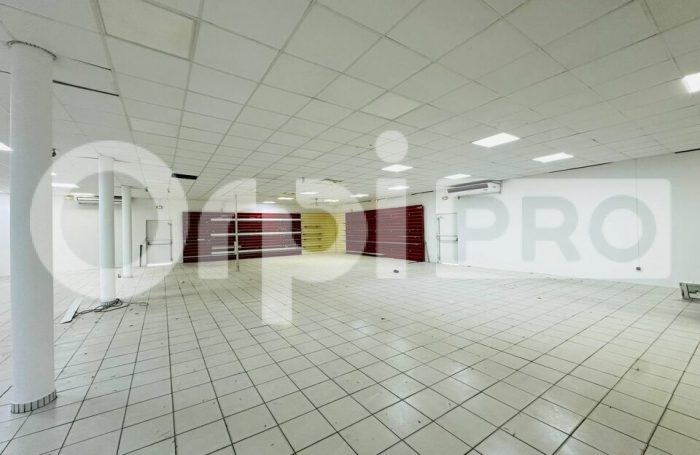 Local commercial avec d&eacute;p&ocirc;t d'environ 400 m&sup2; !