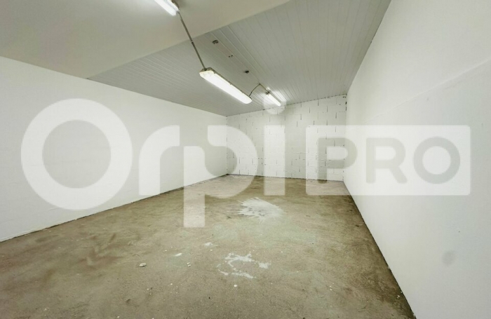 Local commercial avec d&eacute;p&ocirc;t d'environ 400 m&sup2; !