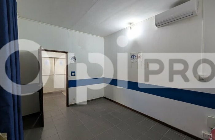 Local commercial en rdc avec eau et &eacute;lectricit&eacute; &ndash; Centre-ville