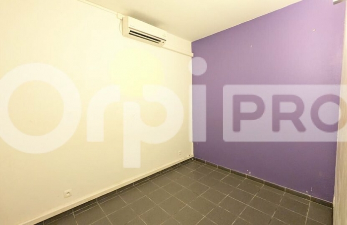 Local commercial en rdc avec eau et &eacute;lectricit&eacute; &ndash; Centre-ville