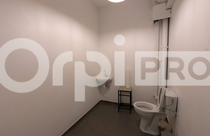 Local commercial en rdc avec eau et &eacute;lectricit&eacute; &ndash; Centre-ville