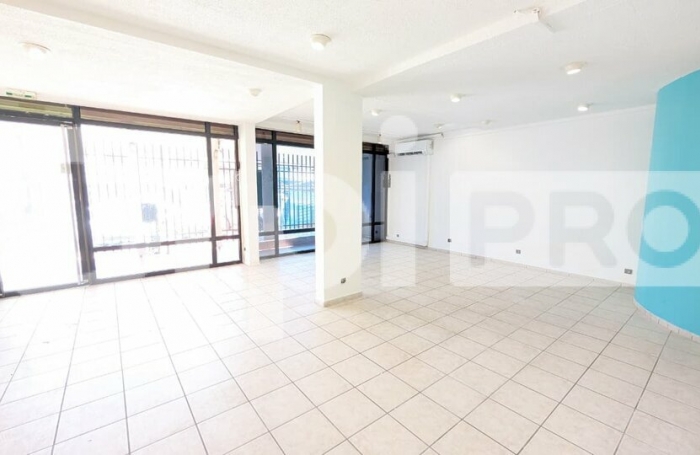 Opportunit&eacute; rare &agrave; Cayenne : local commercial r&eacute;nov&eacute; de 82 m&sup2;, climatis&eacute;, avec vitrine s&eacute;curis&eacute;e et avantages fiscaux ZFU/ZFRR !