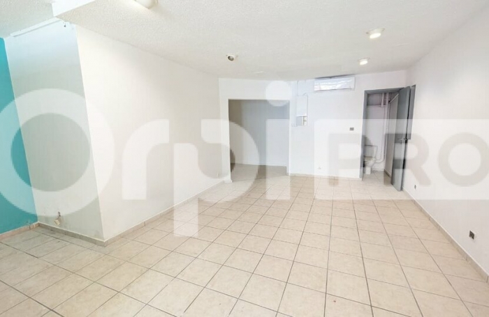 Opportunit&eacute; rare &agrave; Cayenne : local commercial r&eacute;nov&eacute; de 82 m&sup2;, climatis&eacute;, avec vitrine s&eacute;curis&eacute;e et avantages fiscaux ZFU/ZFRR !