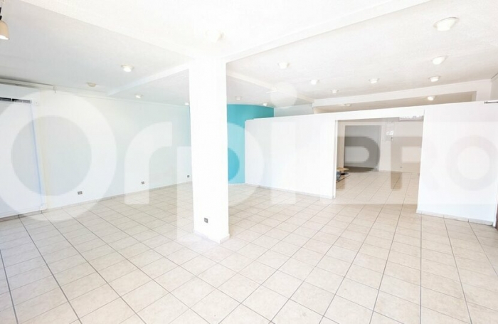 Opportunit&eacute; rare &agrave; Cayenne : local commercial r&eacute;nov&eacute; de 82 m&sup2;, climatis&eacute;, avec vitrine s&eacute;curis&eacute;e et avantages fiscaux ZFU/ZFRR !