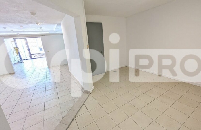 Opportunit&eacute; rare &agrave; Cayenne : local commercial r&eacute;nov&eacute; de 82 m&sup2;, climatis&eacute;, avec vitrine s&eacute;curis&eacute;e et avantages fiscaux ZFU/ZFRR !