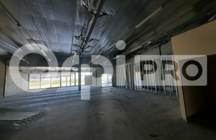 Local commercial en bordure de voirie !