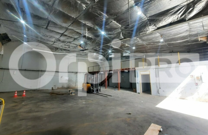 Local commercial en bordure de voirie !