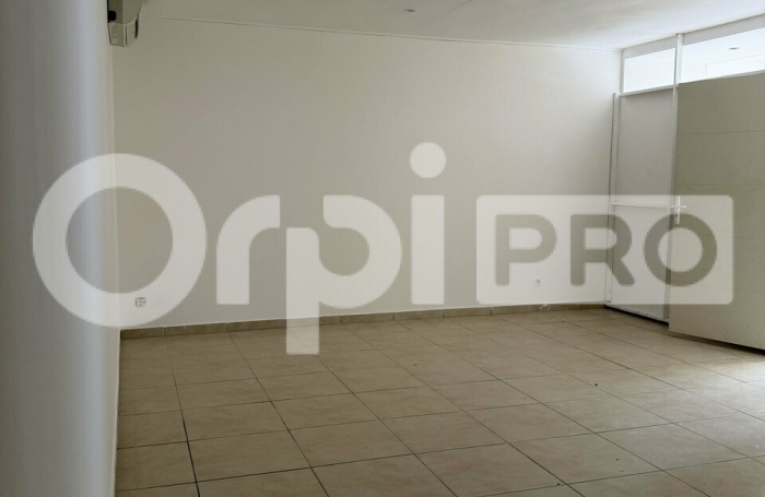 Local commercial id&eacute;alement situ&eacute; &ndash; R&eacute;mire-Montjoly, bordure de route principale