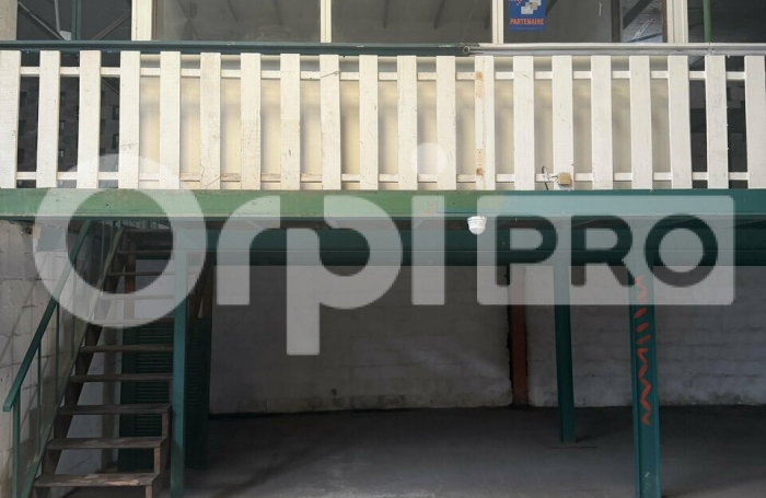 Grand local professionnel &agrave; Cayenne &ndash; Plus de 600m&sup2; en zone industrielle, facilement am&eacute;nageable, acc&egrave;s camions, id&eacute;al pour activit&eacute;, stockage.
