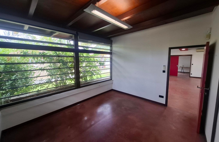 Location Bureaux 110m&sup2; Remire Montjoli