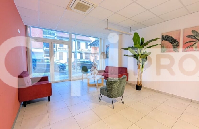 CAYENNE - Plateau de bureaux de 230 m&sup2; en rez-de-chauss&eacute;e avec vitrine et parking.