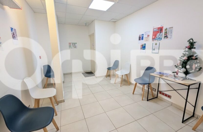 CAYENNE - Plateau de bureaux de 230 m&sup2; en rez-de-chauss&eacute;e avec vitrine et parking.