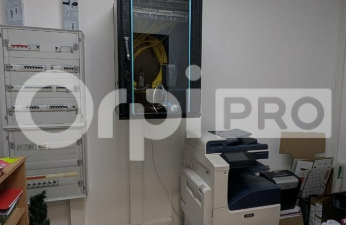 CAYENNE - Plateau de bureaux de 230 m&sup2; en rez-de-chauss&eacute;e avec vitrine et parking.