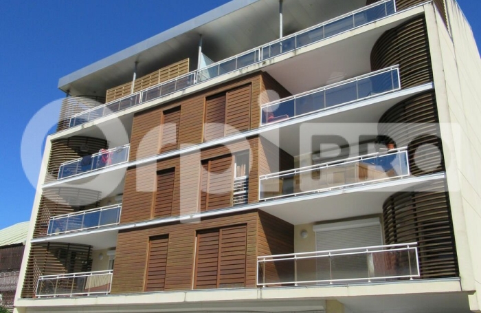 CAYENNE - Plateau de bureaux de 230 m&sup2; en rez-de-chauss&eacute;e avec vitrine et parking.