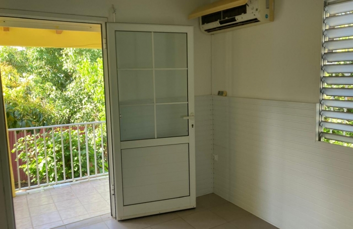 BASSE TERRE- Maison de ville - Mitoyenne sur un coté