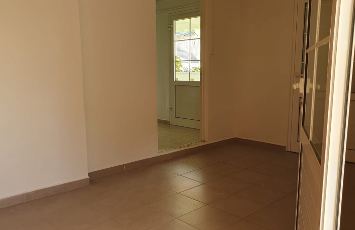 BASSE TERRE- Maison de ville - Mitoyenne sur un coté