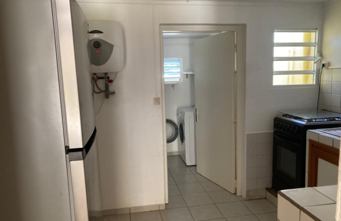 BASSE TERRE- Maison de ville - Mitoyenne sur un coté