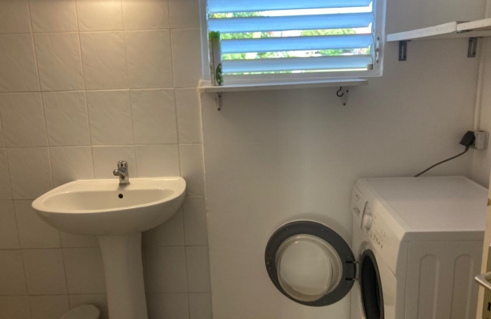 BASSE TERRE- Maison de ville - Mitoyenne sur un coté