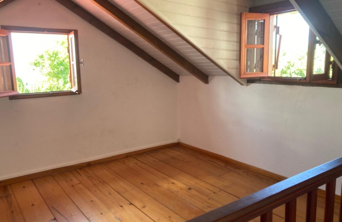 BASSE TERRE- Maison de ville - Mitoyenne sur un coté