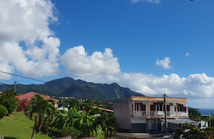BASSE TERRE- Maison de ville - Mitoyenne sur un coté